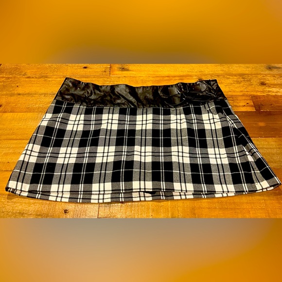 Forever 21 Mini Skirt - Juniors size L - Picture 1 of 8